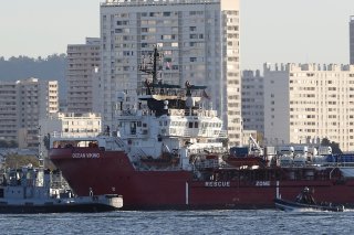 L'Ocean Viking arrive au port militaire de Toulon.